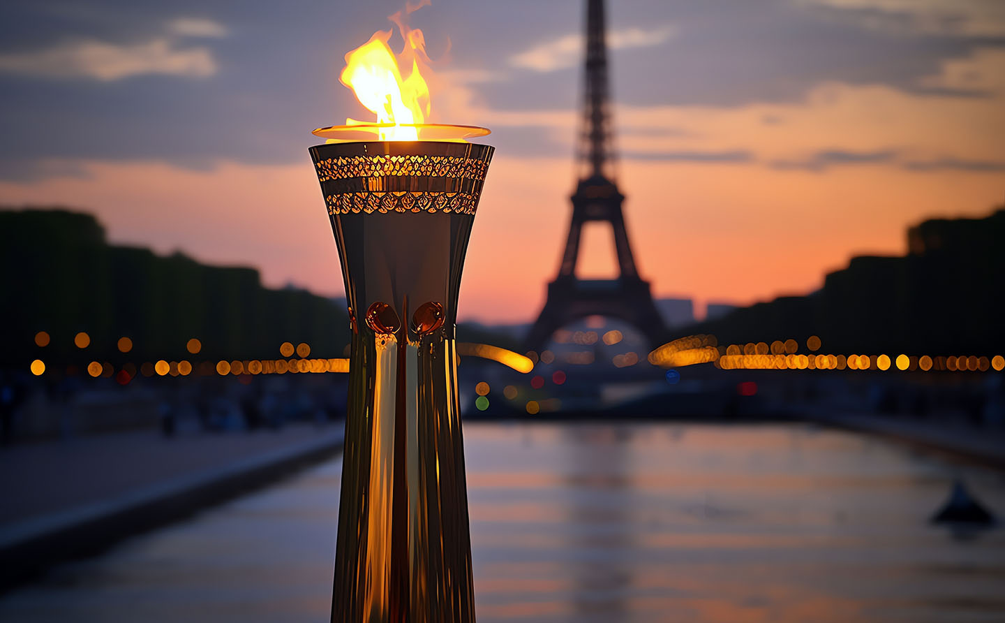 Paris, Eiffel Tower and the Olympic Flam / Adobe Stock