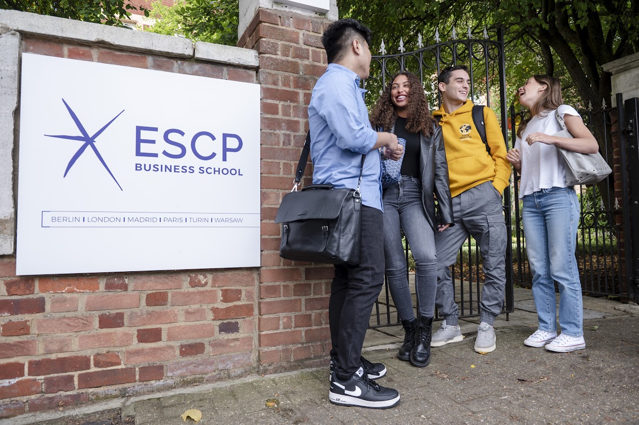 Students talking in front of the door of ESCP bs London Campus