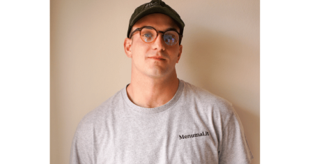 Alum Leo Angelini posing for a photo wearing a menumal.it shirt